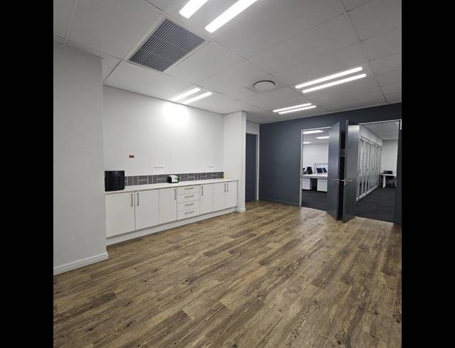 1,371M² BUILDING TO LET IN DIE HOEWES